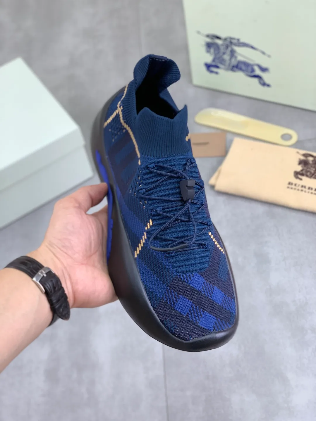 Men's Men's Shoes 💰P620 💰【New Style】Top Version 🆘【Burberry】New Burberry Fly Knit Shoes are now available with perfect workmanship! 🔥Perfect shape and top quality🙈Non-slip and wear-resistant high-end rubber outsole👣Versatile and comfortable shoes, standard size: 39-45 (customized 38-46) 2️⃣colors available Top-quality packaging